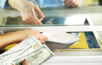 Курс долара та євро в Україні сьогодні: скільки коштує валюта в обмінниках 5 вересня Курс-долара-та-євро-в-Україні-сьогодні:-скільки-коштує-валюта-в-обмінниках-5-вересня