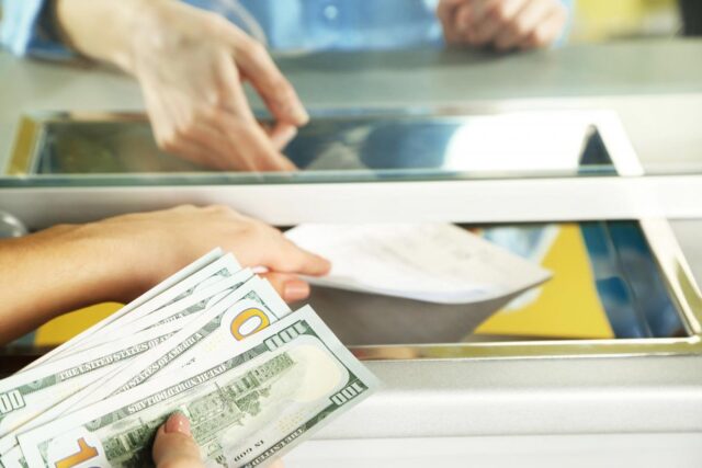 Курс долара та євро в Україні сьогодні: скільки коштує валюта в обмінниках 5 вересня Курс-долара-та-євро-в-Україні-сьогодні:-скільки-коштує-валюта-в-обмінниках-5-вересня