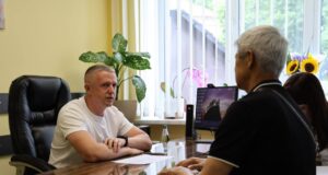 Благоустрій поховань Героїв, ремонти й побутові питання: про що говорили лучани на прийомі в секретаря... Благоустрій-поховань-Героїв,-ремонти-й-побутові-питання:-про-що-говорили-лучани-на-прийомі-в-секретаря.