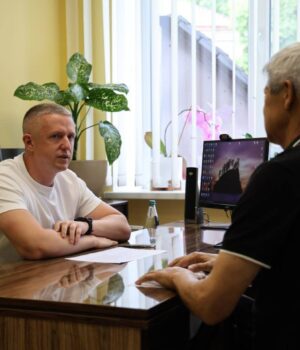 Благоустрій-поховань-Героїв,-ремонти-й-побутові-питання:-про-що-говорили-лучани-на-прийомі-в-секретаря. Благоустрій-поховань-Героїв,-ремонти-й-побутові-питання:-про-що-говорили-лучани-на-прийомі-в-секретаря.