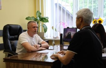 Благоустрій поховань Героїв, ремонти й побутові питання: про що говорили лучани на прийомі в секретаря... Благоустрій-поховань-Героїв,-ремонти-й-побутові-питання:-про-що-говорили-лучани-на-прийомі-в-секретаря.