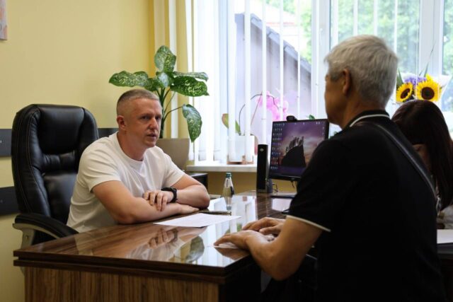 Благоустрій поховань Героїв, ремонти й побутові питання: про що говорили лучани на прийомі в секретаря... Благоустрій-поховань-Героїв,-ремонти-й-побутові-питання:-про-що-говорили-лучани-на-прийомі-в-секретаря.