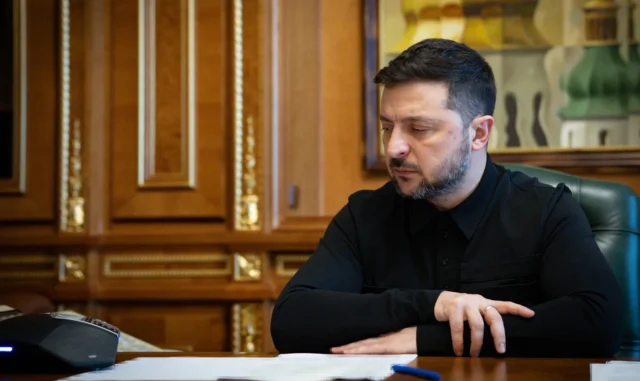 Зеленський оголосив про готовність України утриматися від ударів по Москві Американська-сторона-вже-почала-роботу-з-російською,-Україна-готова-утримуватися-від-ударів-по-москві-три.