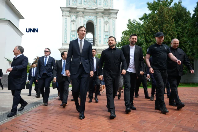 Зеленський розпочав переговори зі спецпредставниками Трампа у Києві Зеленський-розпочав-переговори-зі-спецпредставниками-Трампа-у-Києві