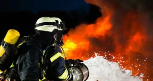 Пожежа в Києві через російську атаку: люди заблоковані в житловому будинку Атака-на-Київ:-у-навчальному-закладі-спалахнула-пожежа,-в-житловому-будинку-заблоковані-люди
