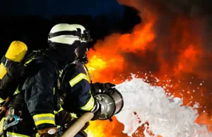 Пожежа в Києві через російську атаку: люди заблоковані в житловому будинку Атака-на-Київ:-у-навчальному-закладі-спалахнула-пожежа,-в-житловому-будинку-заблоковані-люди
