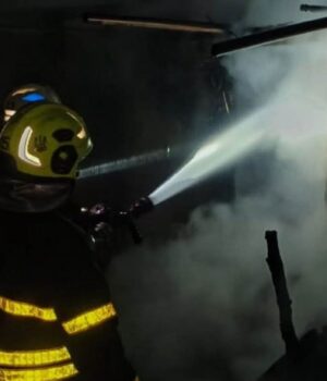 123__1__23305ef44d360d5b168a2f03d9c4b707_1300x820.jpg Влучання на рівні 23 поверху: ДСНС показала фото наслідків атаки на Київ