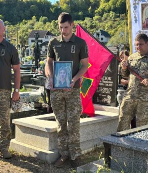 На-Закарпатті-попрощалися-із-прикордонницею-Волинського-загону-Наталією-Рябіченко,-яка-загинула-на-Харківщині На-Закарпатті-попрощалися-із-прикордонницею-Волинського-загону-Наталією-Рябіченко,-яка-загинула-на-Харківщині