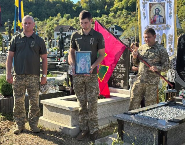 На Закарпатті попрощалися із прикордонницею Волинського загону Наталією Рябіченко, яка загинула на Харківщині На-Закарпатті-попрощалися-із-прикордонницею-Волинського-загону-Наталією-Рябіченко,-яка-загинула-на-Харківщині