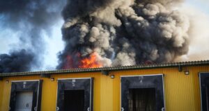 Російські удари по Миколаєву: двоє загиблих та багато постраждалих РФ майже добу тероризує Миколаїв: двоє загиблих, серед поранених 1-річна дитина
