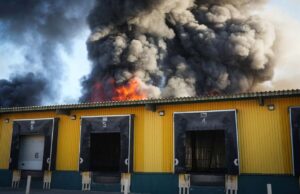 Російські удари по Миколаєву: двоє загиблих та багато постраждалих РФ майже добу тероризує Миколаїв: двоє загиблих, серед поранених 1-річна дитина