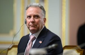 Білий дім спростував чутки про зміну переговорної команди щодо України Білий дім жорстко відреагував на чутки про “пониження” Віткоффа в переговорах щодо України