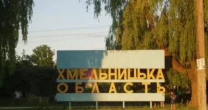 Пожежа на ринку в Хмельницькому через падіння уламків повітряної цілі У-Хмельницькому-після-падіння-уламків-загорівся-ринок-–-ОВА