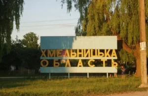Пожежа на ринку в Хмельницькому через падіння уламків повітряної цілі У-Хмельницькому-після-падіння-уламків-загорівся-ринок-–-ОВА