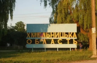 Пожежа на ринку в Хмельницькому через падіння уламків повітряної цілі У-Хмельницькому-після-падіння-уламків-загорівся-ринок-–-ОВА