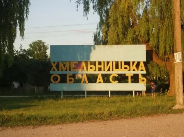 Пожежа на ринку в Хмельницькому через падіння уламків повітряної цілі У-Хмельницькому-після-падіння-уламків-загорівся-ринок-–-ОВА