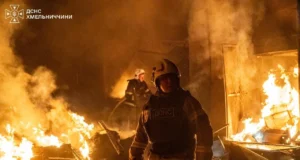 Чотири рятувальники постраждали під час ліквідації наслідків атаки в Хмельницькому У-Хмельницькому-під-час-повторної-детонації-на-місці-російської-атаки-постраждали-4-рятувальники