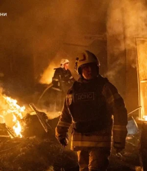 У-Хмельницькому-під-час-повторної-детонації-на-місці-російської-атаки-постраждали-4-рятувальники У-Хмельницькому-під-час-повторної-детонації-на-місці-російської-атаки-постраждали-4-рятувальники