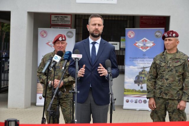 Міністр оборони Польщі звернувся до поляків з важливою заявою щодо України Міністр-оборони-Польщі-звернувся-до-поляків-з-важливою-заявою-щодо-України