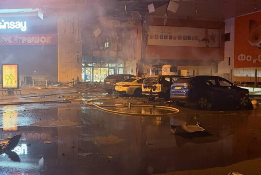 Повторний удар по торговому центру в Сумах: нові деталі Ворог вдруге вдарив по ТРЦ “Мануфактура” у центрі Сум