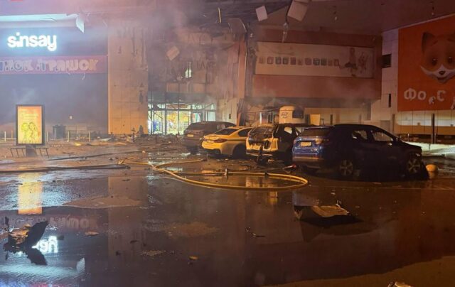 Повторний удар по торговому центру в Сумах: нові деталі Ворог вдруге вдарив по ТРЦ “Мануфактура” у центрі Сум