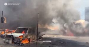 Росія вдарила по українському місту: горять магазини й авто, є загиблі та поранені Росія-вдарила-по українському-місту:-горять-магазини-й авто,-є загиблі-та поранені