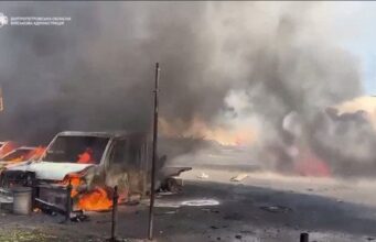 Росія вдарила по українському місту: горять магазини й авто, є загиблі та поранені Росія-вдарила-по українському-місту:-горять-магазини-й авто,-є загиблі-та поранені