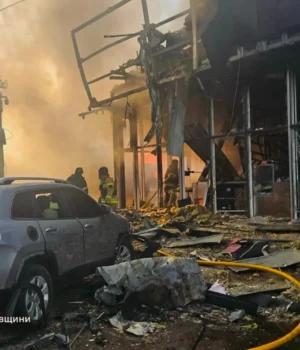 Смертоносна-атака-на-ТРЦ-у-Павлограді:-кількість-жертв-зросла-до-п'яти,-а-поранених-–-до. Смертоносна-атака-на-ТРЦ-у-Павлограді:-кількість-жертв-зросла-до-п'яти,-а-поранених-–-до.