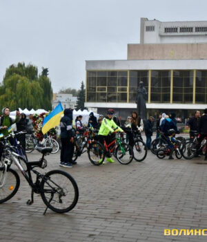 Дощ-не-став-на-заваді:-до-Дня-міста-у-Луцьку-відбувся-велопробіг-у-вишиванках.-Фото