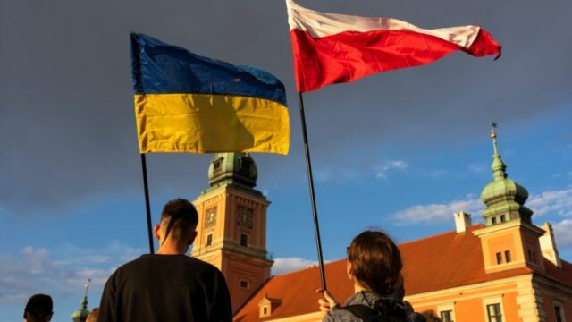 Кількість українців з тимчасовим захистом у Польщі зменшилася на 106 500 осіб Кількість-українських-біженців-у-Польщі-різко-скорочується