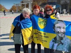 Відео: Військовий Родіон Номировський передає матері білі троянди з полону в Росії Відео: Військовий Родіон Номировський передає матері білі троянди з полону в Росії