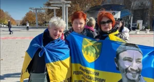 Відео: Військовий Родіон Номировський передає матері білі троянди з полону в Росії Відео: Військовий Родіон Номировський передає матері білі троянди з полону в Росії