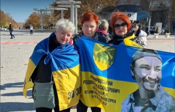Відео: Військовий Родіон Номировський передає матері білі троянди з полону в Росії Відео: Військовий Родіон Номировський передає матері білі троянди з полону в Росії