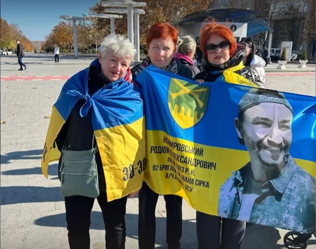 Відео: Військовий Родіон Номировський передає матері білі троянди з полону в Росії Відео: Військовий Родіон Номировський передає матері білі троянди з полону в Росії