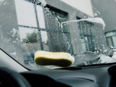 Оцет відмиє скло авто до блиску: експерти застерегли про одну поширену помилку Оцет-відмиє-скло-авто-до-блиску:-експерти-застерегли-про-одну-поширену-помилку