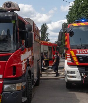 РФ атакувала Хмельниччину: уламки збитого дрона спричинили пожежу на підприємстві