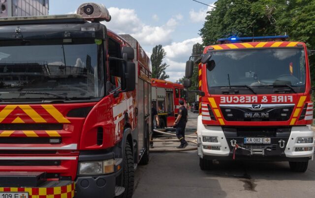 Атака безпілотників на Хмельниччину: нічна загроза та наслідки РФ атакувала Хмельниччину: уламки збитого дрона спричинили пожежу на підприємстві