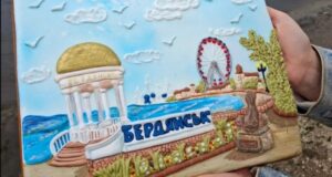 Ксенія Коваленко: пряники-картини як нагадування про рідний дім «Повернуся,-спечу-пряник-зі-словом-«ВДОМА»-Кондитерка-з-Оріхова-створює-солодкі-картини-про-окуповані-і.