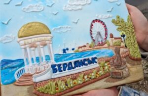 Ксенія Коваленко: пряники-картини як нагадування про рідний дім «Повернуся,-спечу-пряник-зі-словом-«ВДОМА»-Кондитерка-з-Оріхова-створює-солодкі-картини-про-окуповані-і.