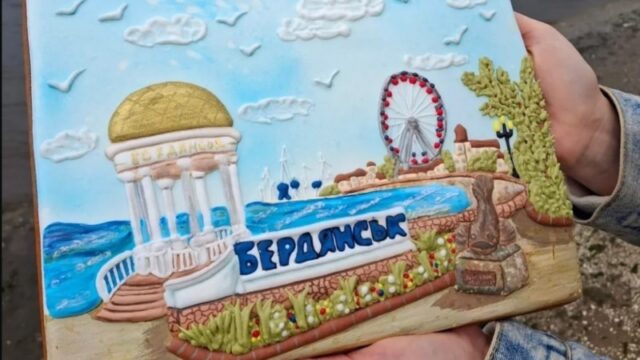 Ксенія Коваленко: пряники-картини як нагадування про рідний дім «Повернуся,-спечу-пряник-зі-словом-«ВДОМА»-Кондитерка-з-Оріхова-створює-солодкі-картини-про-окуповані-і.