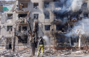 Авіаудар Росії по Краматорську: шестеро постраждалих та рятувальні роботи Чотири авіабомби РФ по Краматорську: людей діставали з-під завалів