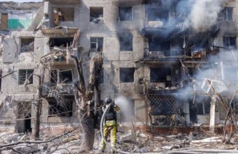 Авіаудар Росії по Краматорську: шестеро постраждалих та рятувальні роботи Чотири авіабомби РФ по Краматорську: людей діставали з-під завалів