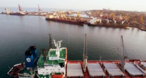 Системні атаки Росії призвели до різкого скорочення вантажопереробки в портах Великої Одеси Удари РФ по портах значно вплинули на економіку: бізнес та уряд шукають вихід