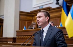 Генпрокурор Руслан Кравченко підписав підозри директору НАБУ та особі з оточення керівника САП Підписав підозру директору НАБУ та виїхав з України: все про скандал з генпрокурором Кравченком