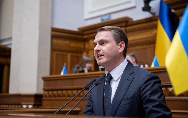 Генпрокурор Руслан Кравченко підписав підозри директору НАБУ та особі з оточення керівника САП Підписав підозру директору НАБУ та виїхав з України: все про скандал з генпрокурором Кравченком