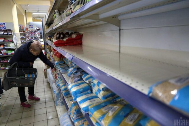 Магазини ввели обмеження на продаж товарів: міністр попередив про ризики Магазини-ввели-обмеження-на-продаж-товарів:-міністр-попередив-про-ризики