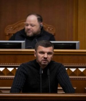 Шахрайський-кол-центр-за-50-метрів-від-поліції:-Гузь-вимагає-звільнення-Сліпчука-та-Роговенка