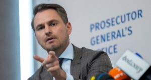 Верховна Рада України відсторонила Руслана Кравченка з посади генпрокурора Україна-без-генпрокурора-Усе-що-відомо-на-цей-час-про-відставку-Кравченка-і-його-виїзд.