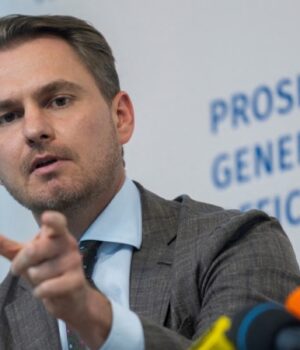 Україна-без-генпрокурора-Усе-що-відомо-на-цей-час-про-відставку-Кравченка-і-його-виїзд.