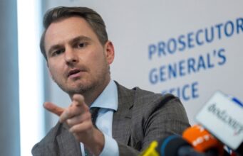 Верховна Рада України відсторонила Руслана Кравченка з посади генпрокурора Україна-без-генпрокурора-Усе-що-відомо-на-цей-час-про-відставку-Кравченка-і-його-виїзд.